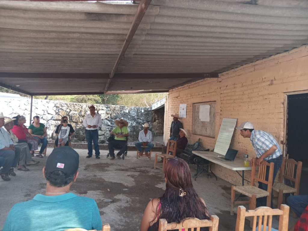 Productores de maíz en Ahuacatlán reciben información sobre apoyos al campo y prevención sanitaria