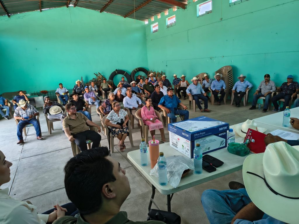 Campaña de prevención contra el gusano barrenador fortalece la protección del sector ganadero en Santa Cruz de Camotlán