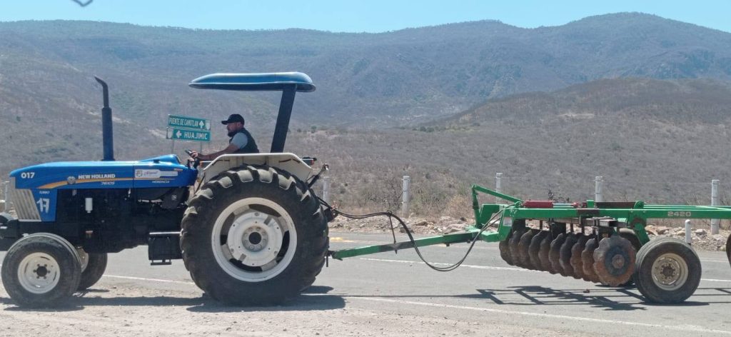 Más apoyo para el campo de La Yesca con entrega de maquinaria e implementos agrícolas