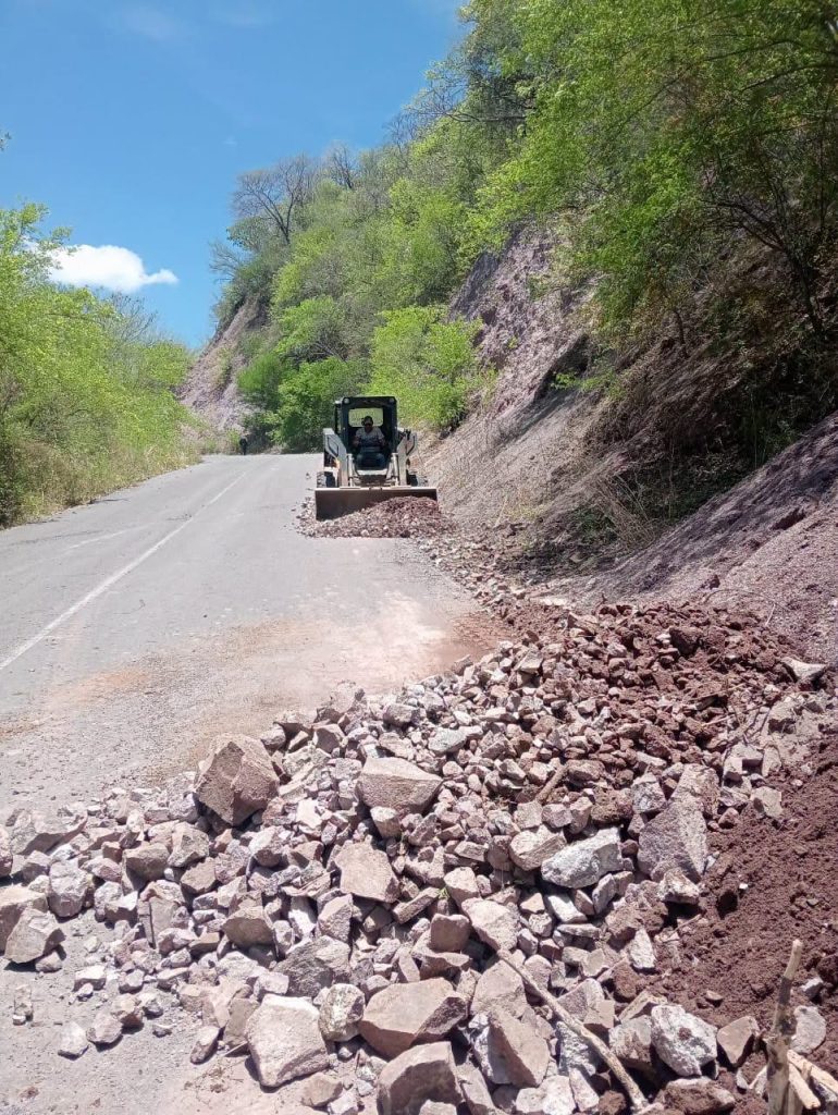 Limpieza de camino Uzeta fortalece la seguridad vial durante la temporada de lluvias 2 Limpieza de camino Uzeta fortalece la seguridad vial durante la temporada de lluvias
