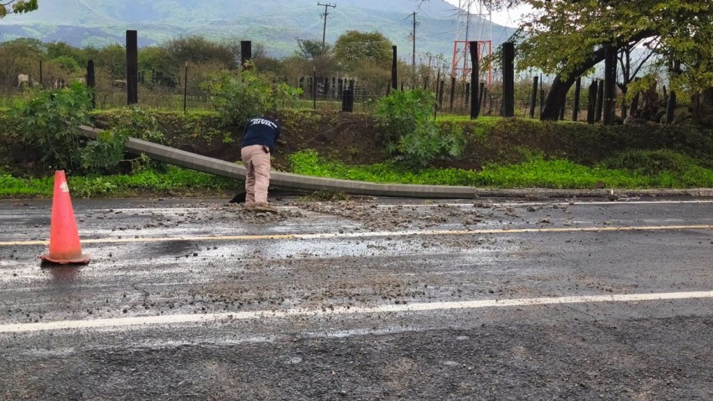 Protección Civil atiende caída de poste en la carretera internacional a la altura de Marquezado 1 Protección Civil atiende caída de poste en la carretera internacional a la altura de Marquezado