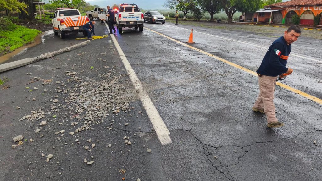 Protección Civil atiende caída de poste en la carretera internacional a la altura de Marquezado 2 Protección Civil atiende caída de poste en la carretera internacional a la altura de Marquezado