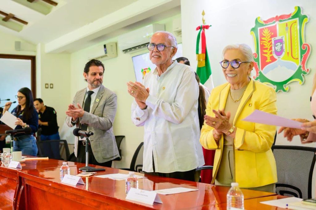 Concesiones y créditos reconocen años de esfuerzo de trabajadores nayaritas 2 Miguel Ángel Navarro y Beatriz Estrada reconocen años de esfuerzo con entrega de concesiones y créditos