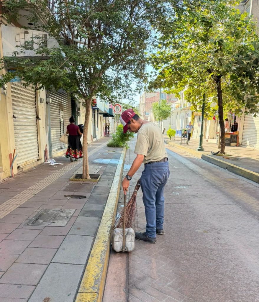 Refuerzan acciones de limpieza en el Centro Histórico de Tepic para mantener una mejor imagen urbana