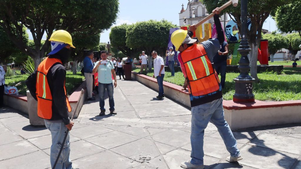 Parque Cívico Morelos inicia primera etapa de rehabilitación en Ahuacatlán