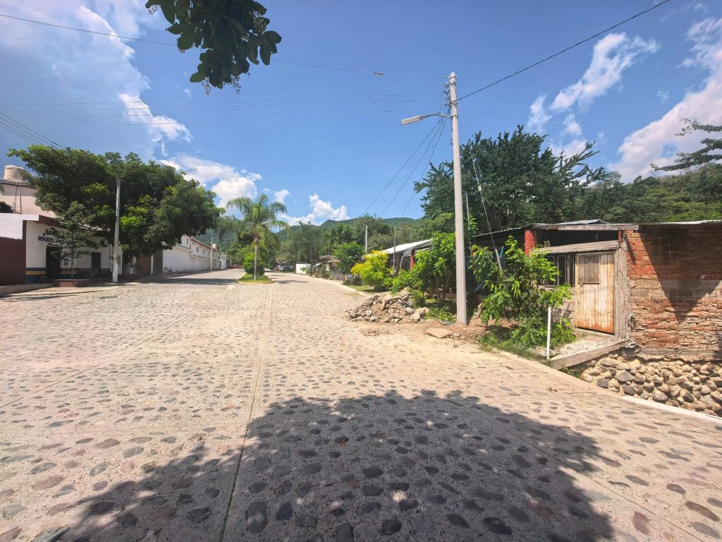 Retiran poste que obstruía el malecón de Amatlán de Cañas tras años de permanecer en la vialidad 2 Retiran poste que obstruía el malecón de Amatlán de Cañas tras años de permanecer en la vialidad
