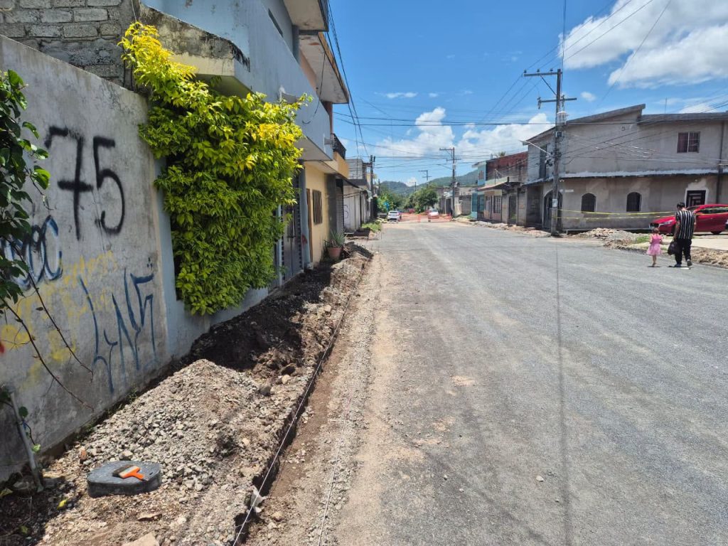 Avanza rehabilitación de la calle Valle de Santiago para mejorar la movilidad en Tepic