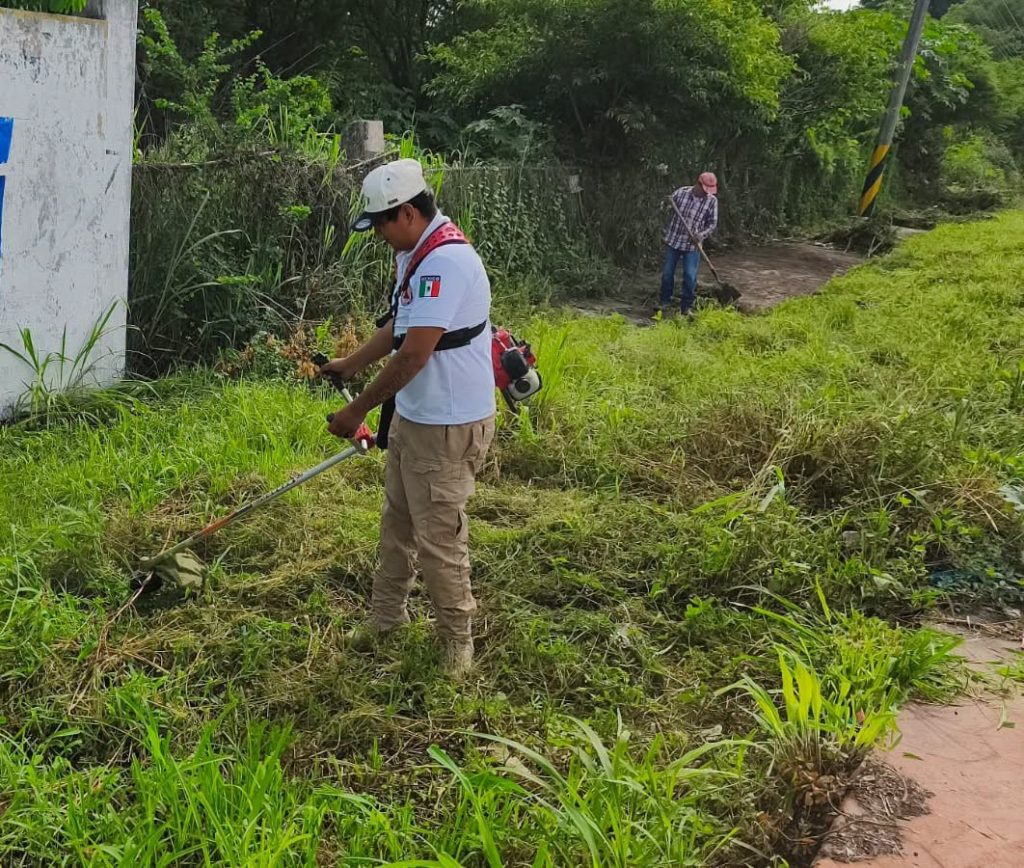 Ahuacatlán fortalece el mantenimiento del boulevard para conservar espacios públicos limpios y seguros