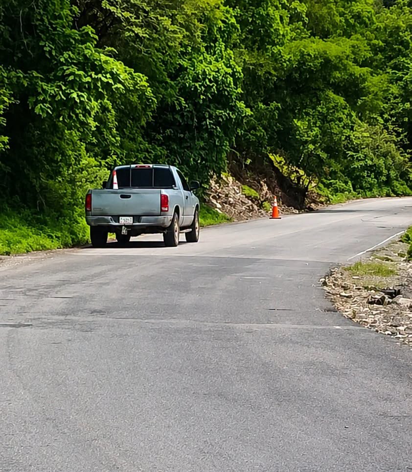 Ahuacatlán intensifica limpieza de derrumbes en la carretera hacia Amatlán de Cañas para garantizar la seguridad vial