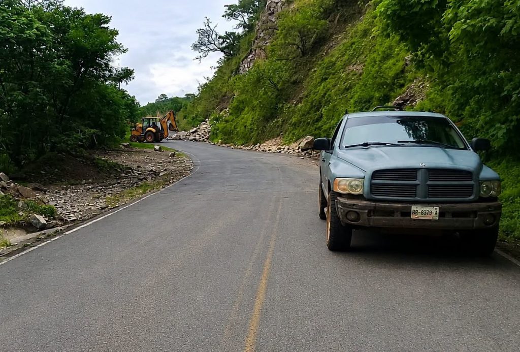 Ahuacatlán intensifica limpieza de derrumbes en la carretera hacia Amatlán de Cañas para garantizar la seguridad vial