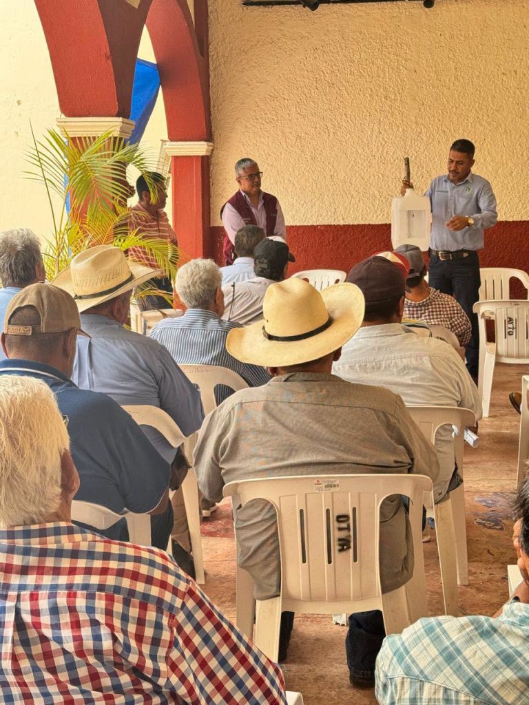 Ahuacatlán fortalece el control del gusano cogollero con entrega de trampas y feromonas a productores de maíz