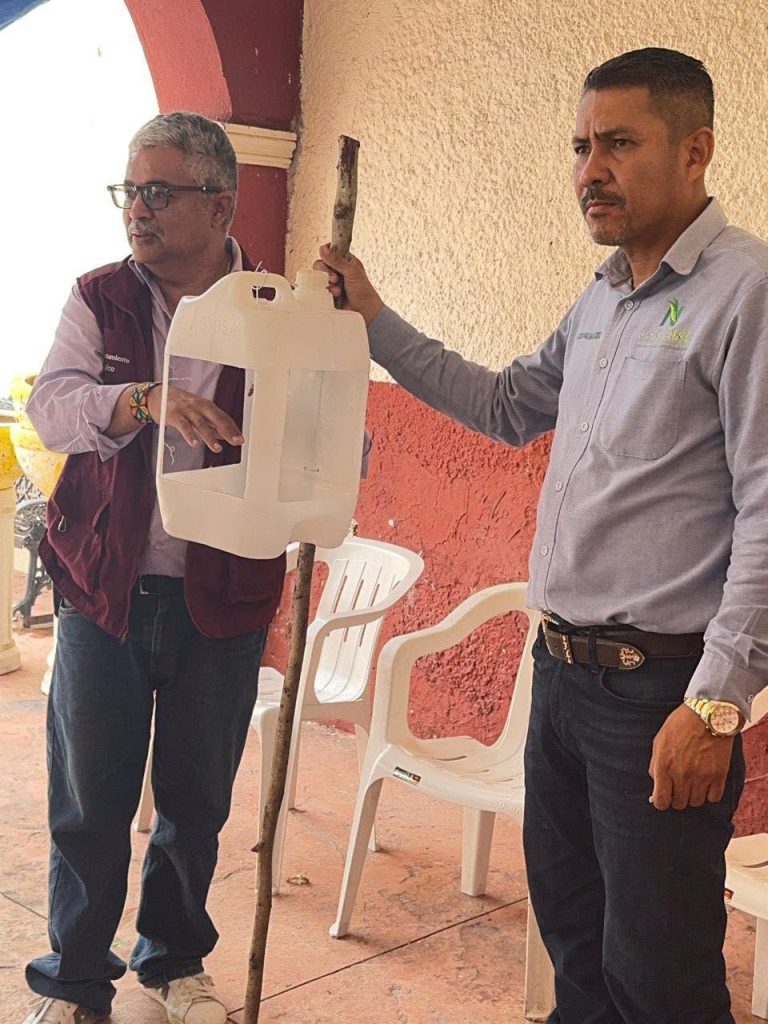 Ahuacatlán fortalece el control del gusano cogollero con entrega de trampas y feromonas a productores de maíz