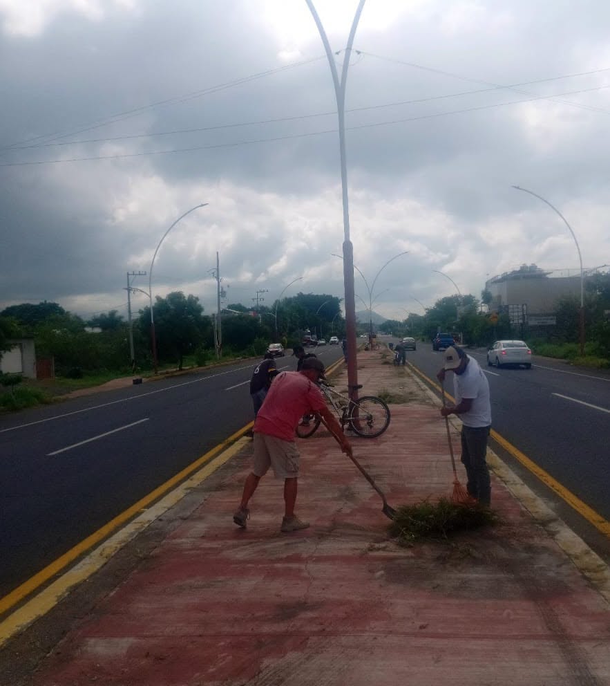 Ahuacatlán fortalece el mantenimiento del boulevard para conservar espacios públicos limpios y seguros