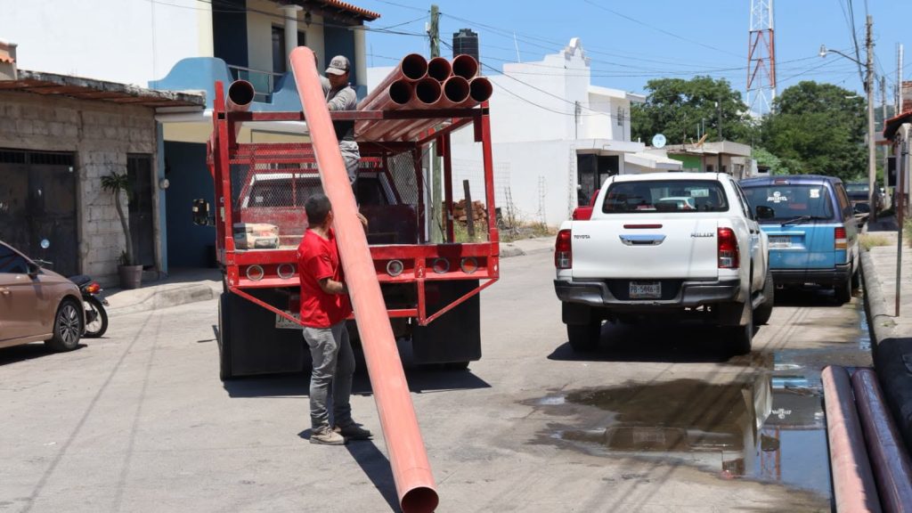 Inician rehabilitación del drenaje en la calle Consejo para mejorar la infraestructura sanitaria en Ahuacatlán