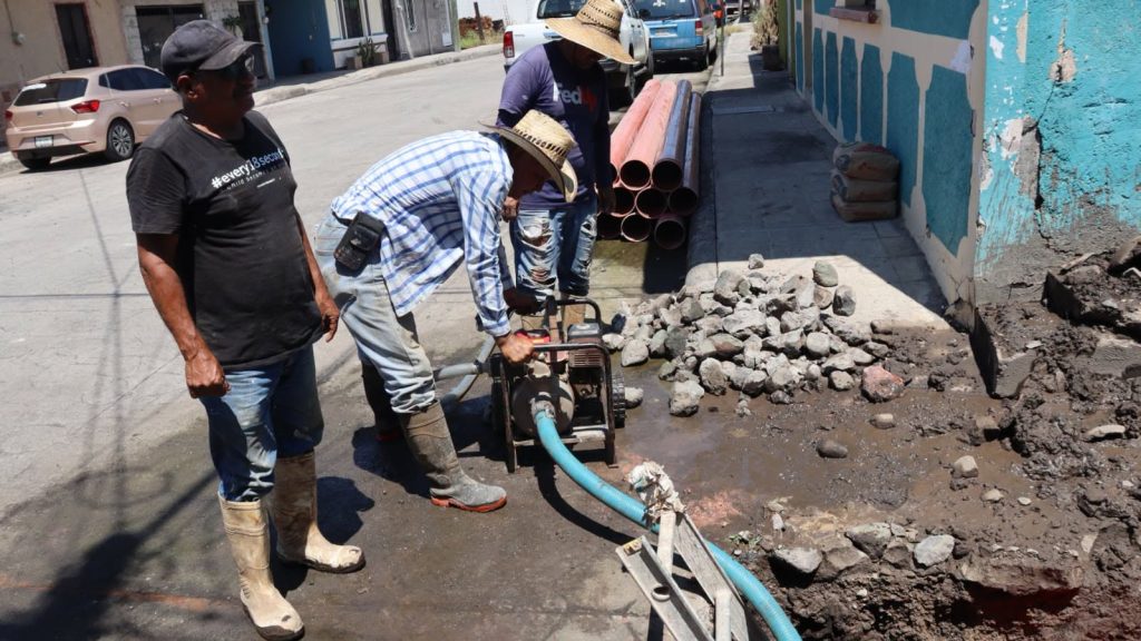 Inician rehabilitación del drenaje en la calle Consejo para mejorar la infraestructura sanitaria en Ahuacatlán