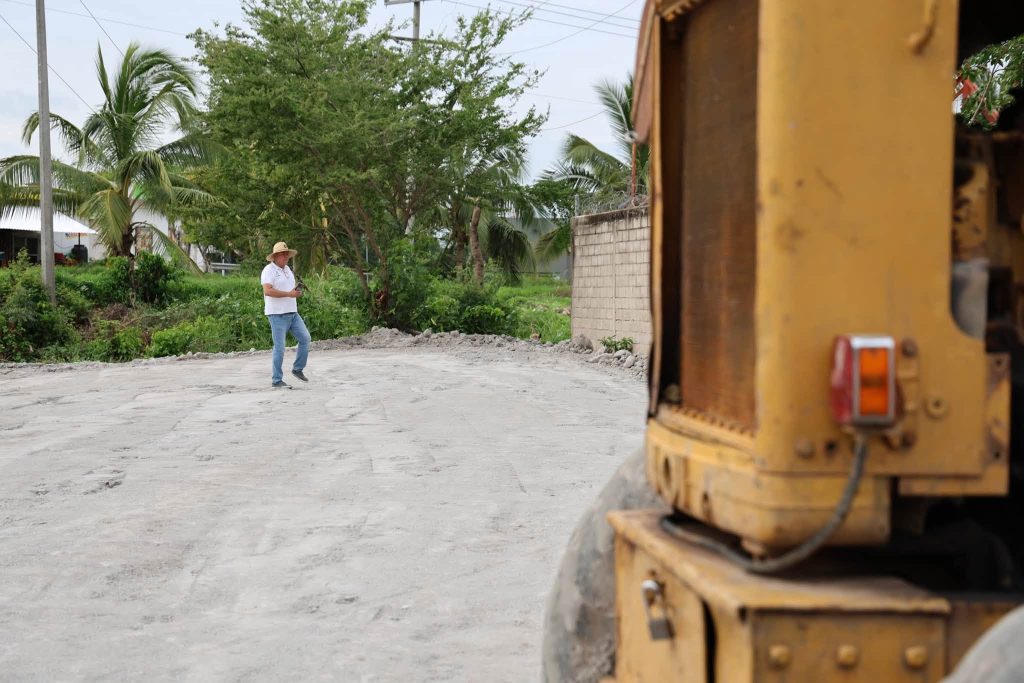 José Antonio Barajas supervisa avance de la cancha de usos múltiples en Guadalupe Victoria