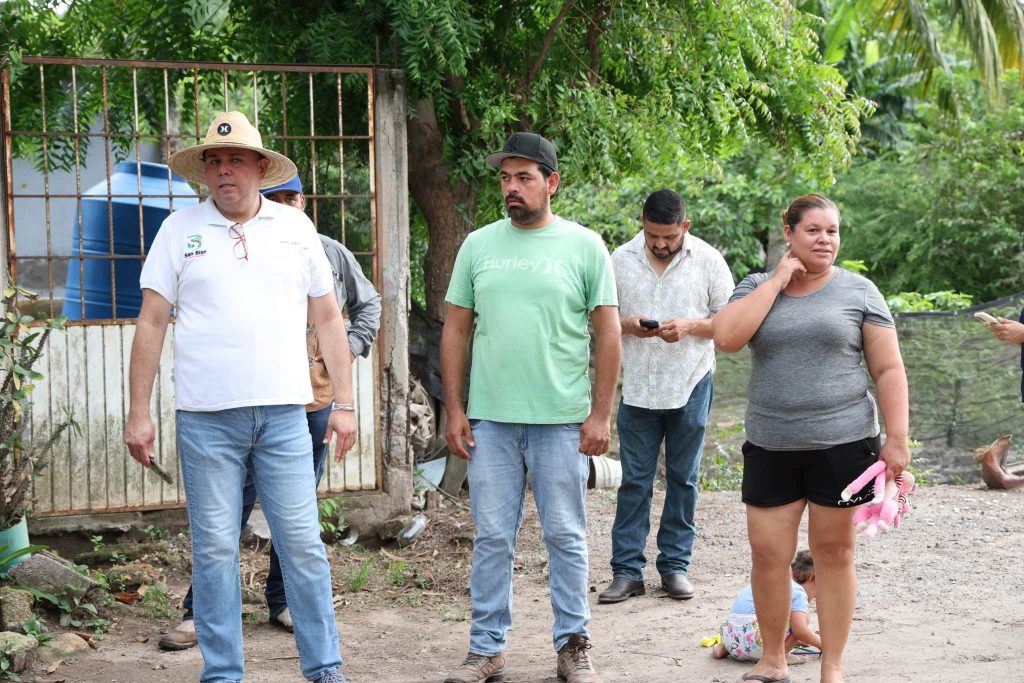 José Antonio Barajas supervisa avance de la cancha de usos múltiples en Guadalupe Victoria