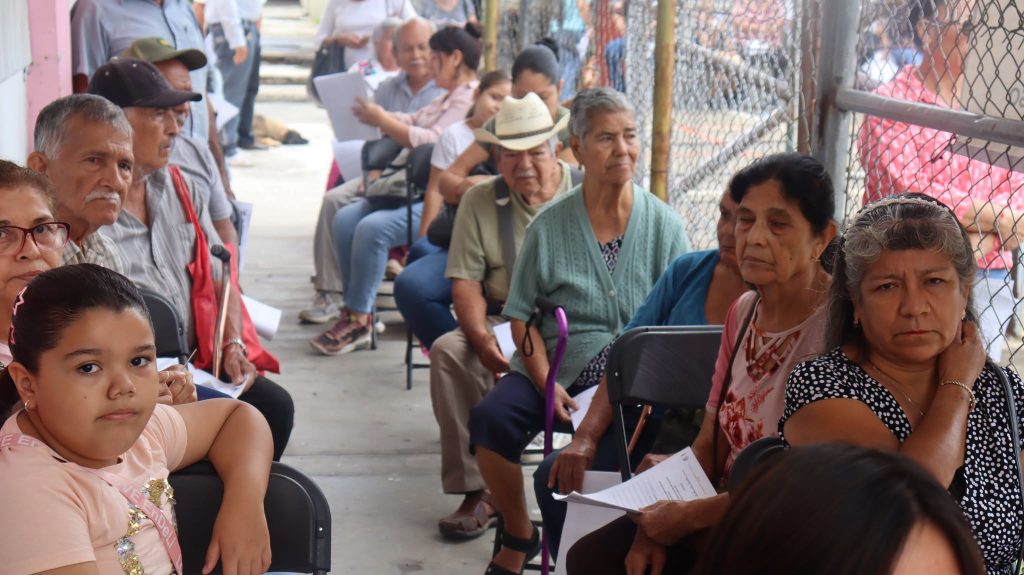 Lentes graduados gratuitos benefician a familias de Ahuacatlán con jornada de valoración visual 2 Lentes graduados gratuitos benefician a familias de Ahuacatlán con jornada de valoración visual