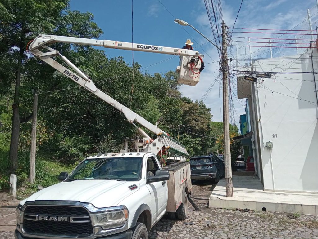 Gobierno de Tepic fortalece alumbrado público con mantenimiento en la colonia Dos de Agosto 2 Gobierno de Tepic fortalece alumbrado público con mantenimiento en la colonia Dos de Agosto