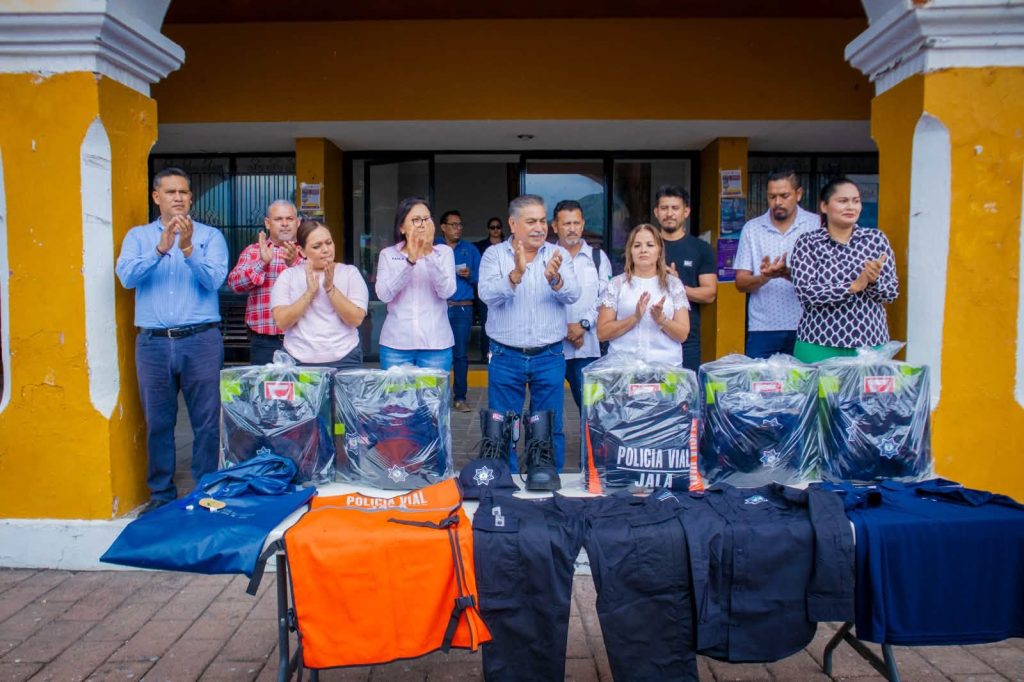 Jala fortalece la seguridad pública con entrega de patrulla y equipo táctico 1 Jala fortalece la seguridad pública con entrega de patrulla y equipo táctico