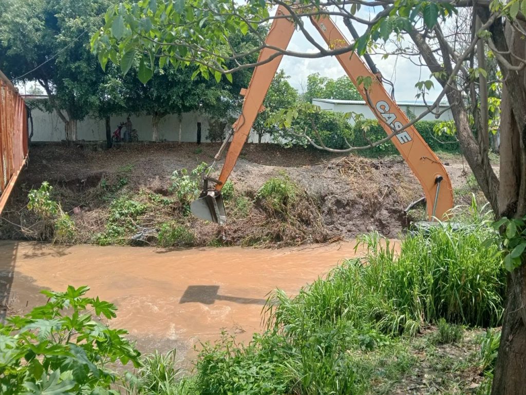 Ahuacatlán fortalece acciones preventivas con desazolve del río en la cabecera municipal y Zoatlán 1 Ahuacatlán fortalece acciones preventivas con desazolve del río en la cabecera municipal y Zoatlán