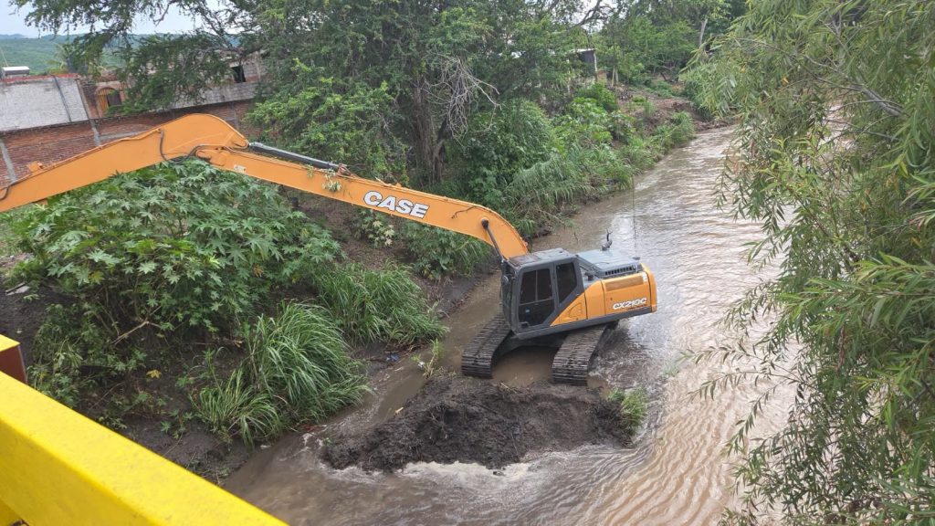 Ahuacatlán fortalece acciones preventivas con desazolve del río en la cabecera municipal y Zoatlán 2 Ahuacatlán fortalece acciones preventivas con desazolve del río en la cabecera municipal y Zoatlán