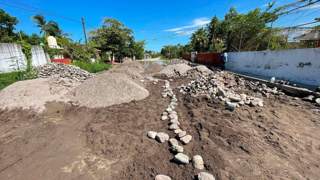 San Blas avanza con empedrado en seco en la calle Ruiz Cortines de la colonia Benito Juárez 1 San Blas avanza con empedrado en seco en la calle Ruiz Cortines de la colonia Benito Juárez