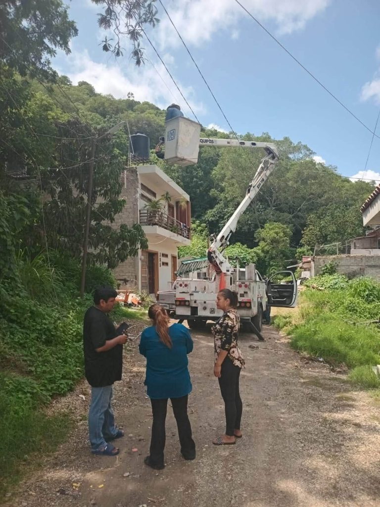 Alumbrado público fortalece la iluminación en colonias de Tepic con trabajos de mantenimiento 1 Alumbrado público fortalece la iluminación en colonias de Tepic con trabajos de mantenimiento