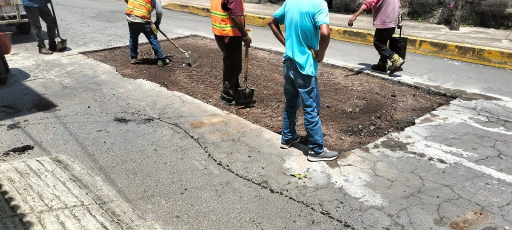 Xalisco avanza con trabajos de bacheo en calles para mejorar la movilidad 1 Xalisco avanza con trabajos de bacheo en calles para mejorar la movilidad