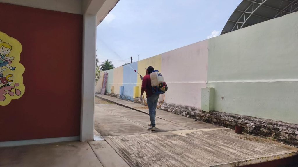 Fumigación en escuelas de Ahuacatlán previo al regreso a clases