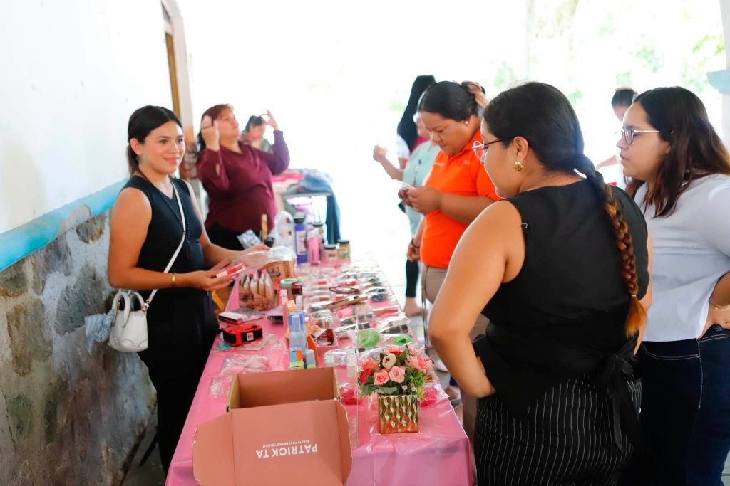 Mercadito Solidario reúne a mujeres emprendedoras de San Blas