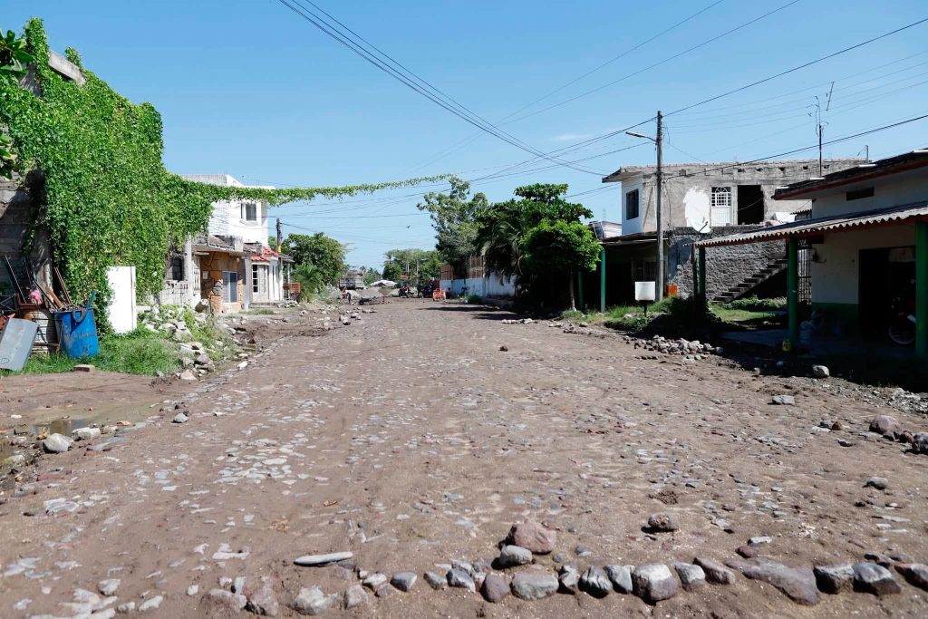 San Blas avanza con empedrado en seco en la calle Ruiz Cortines de la colonia Benito Juárez 2 San Blas avanza con empedrado en seco en la calle Ruiz Cortines de la colonia Benito Juárez