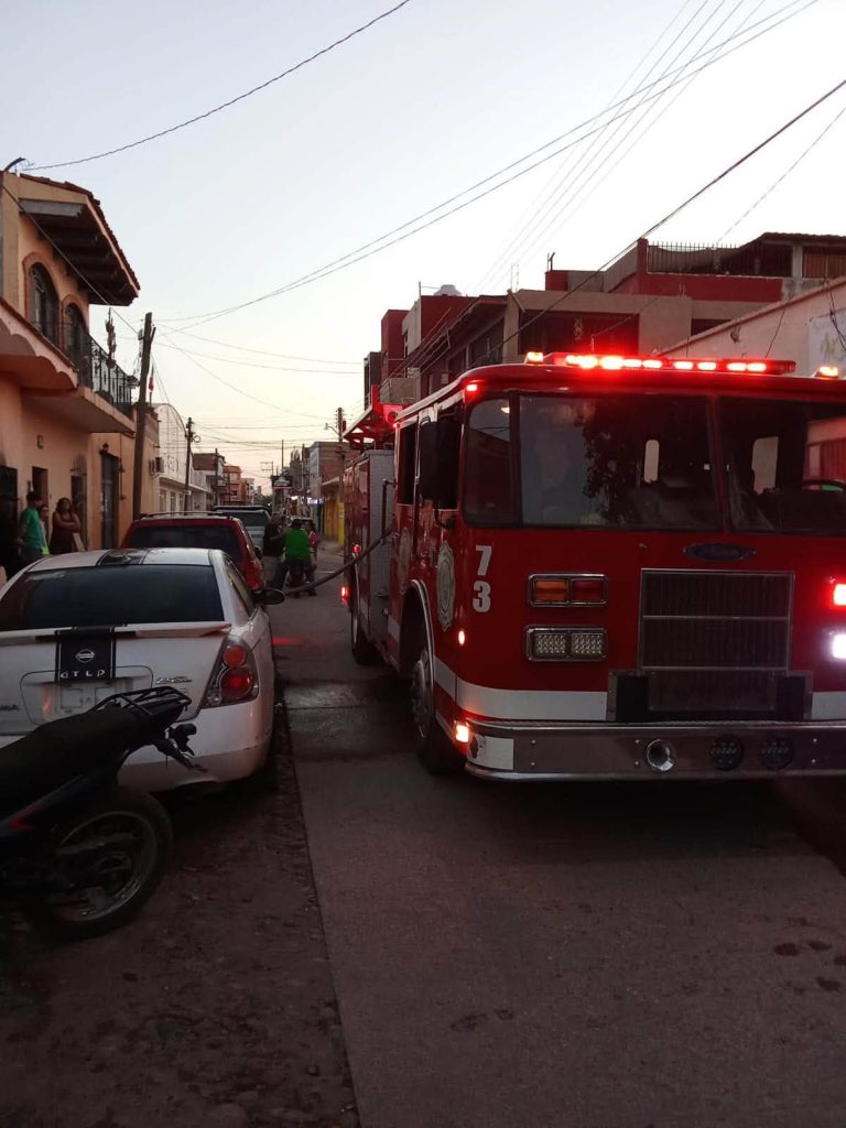 Incendio en vivienda de Tuxpan deja una persona sin vida; Protección Civil atendió la emergencia