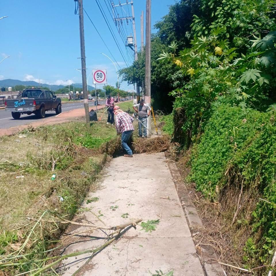 Protección Civil de Ahuacatlán fortalece limpieza de espacios públicos con trabajos en cancha 8 de Mayo y Boulevard 1 Protección Civil de Ahuacatlán fortalece limpieza de espacios públicos con trabajos en cancha 8 de Mayo y Boulevard