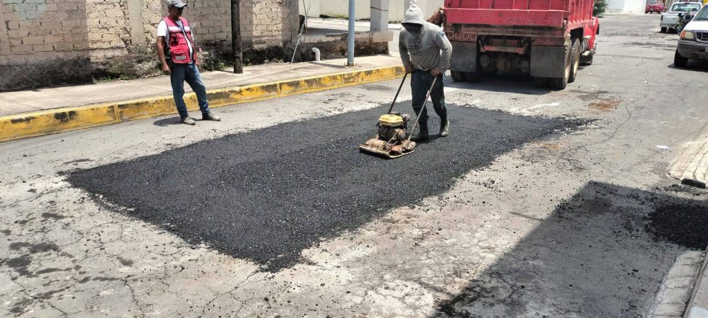 Xalisco avanza con trabajos de bacheo en calles para mejorar la movilidad 2 Xalisco avanza con trabajos de bacheo en calles para mejorar la movilidad