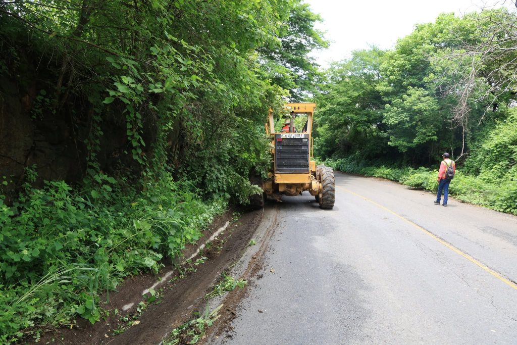 Amatlán de Cañas avanza con limpieza y desazolve en la carretera El Rosario-Tepozhuacán 2 Amatlán de Cañas avanza con limpieza y desazolve en la carretera El Rosario-Tepozhuacán