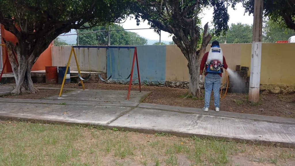 Fumigación en escuelas de Ahuacatlán previo al regreso a clases