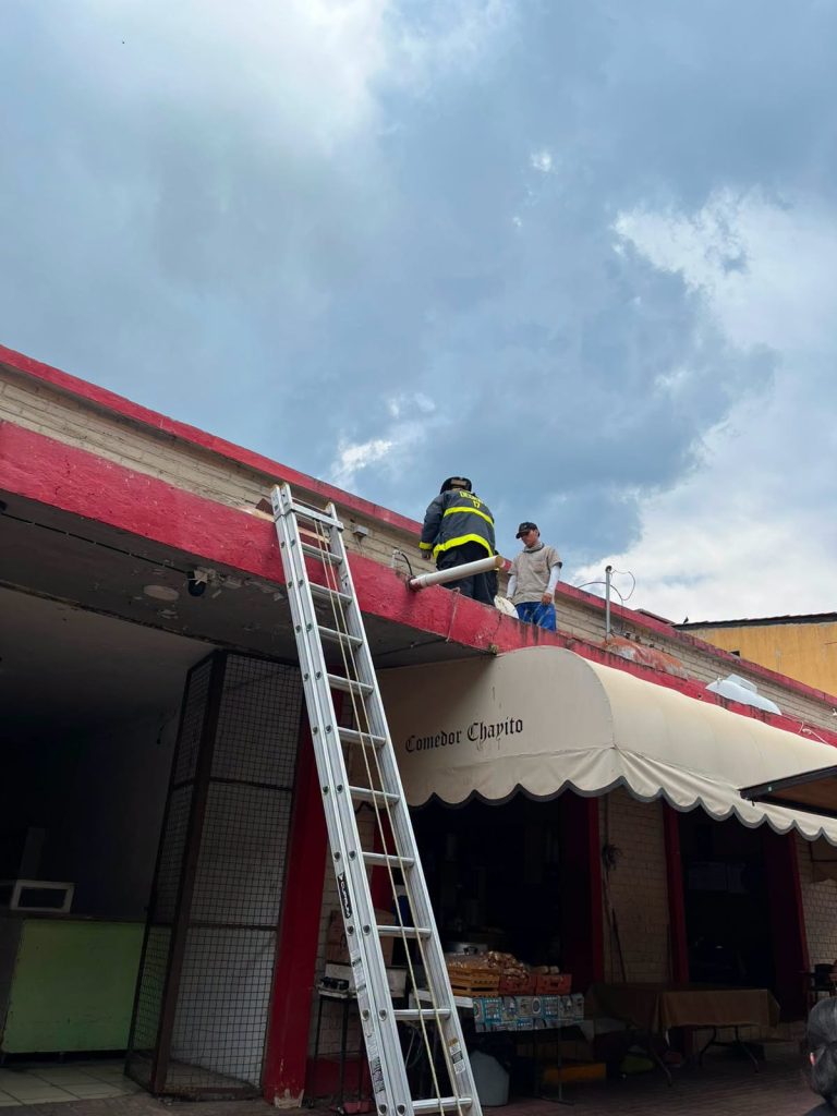 Controlan fuga de gas en el Mercado Municipal de Compostela tras evacuación preventiva 2 Controlan fuga de gas en el Mercado Municipal de Compostela tras evacuación preventiva