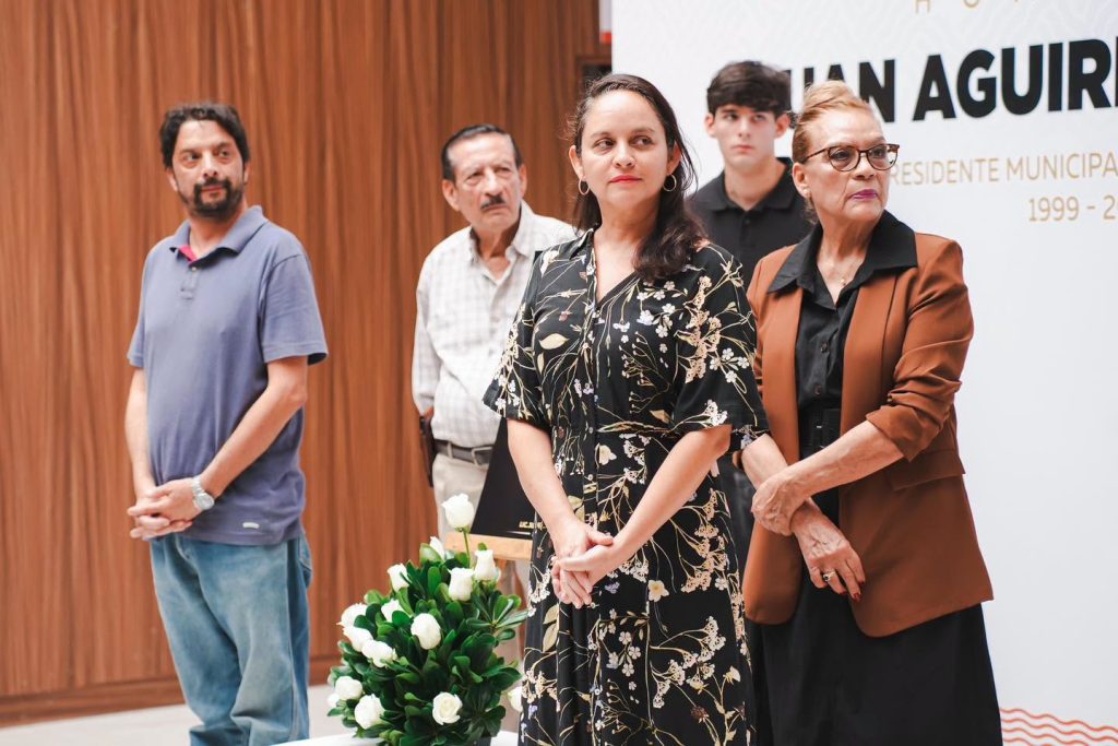 Compostela reconoce la trayectoria de Juan Aguirre Chávez como presidente municipal