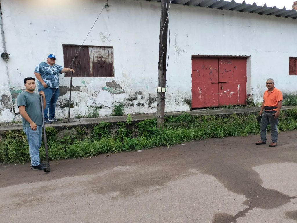 Jornada de limpieza mejora calles del centro de Ahuacatlán