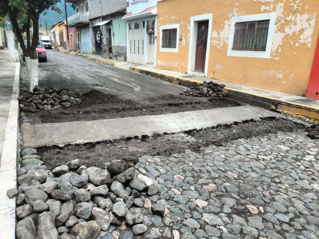 Reparan topes y mantienen cerrada temporalmente la calle Juárez en Jala 1 Reparan topes y mantienen cerrada temporalmente la calle Juárez en Jala
