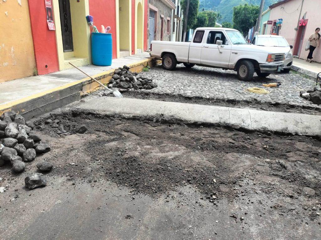 Reparan topes y mantienen cerrada temporalmente la calle Juárez en Jala 2 Reparan topes y mantienen cerrada temporalmente la calle Juárez en Jala