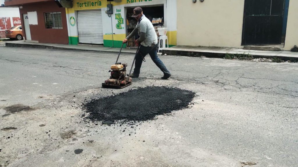 Xalisco continúa con trabajos de bacheo para mejorar vialidades 2 Xalisco continúa con trabajos de bacheo para mejorar vialidades