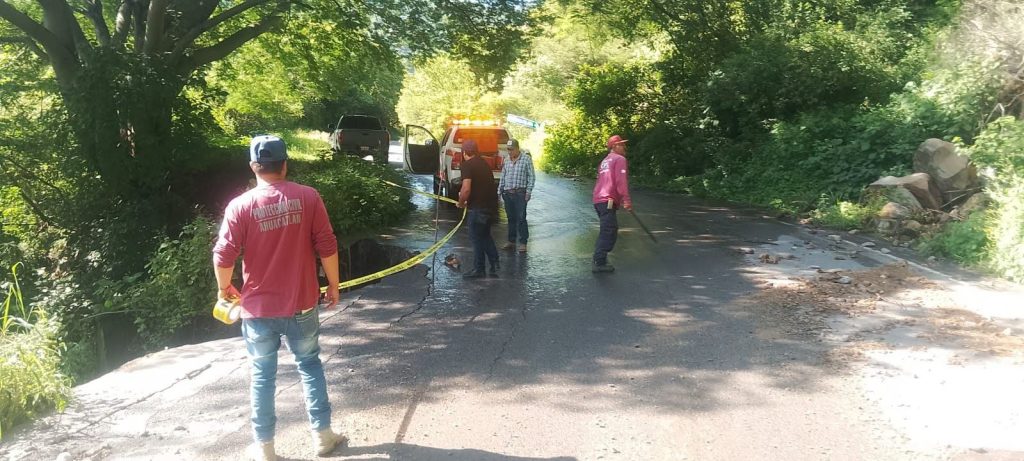 Limpian y retiran derrumbes en la carretera Ahuacatlán–Amatlán de Cañas
