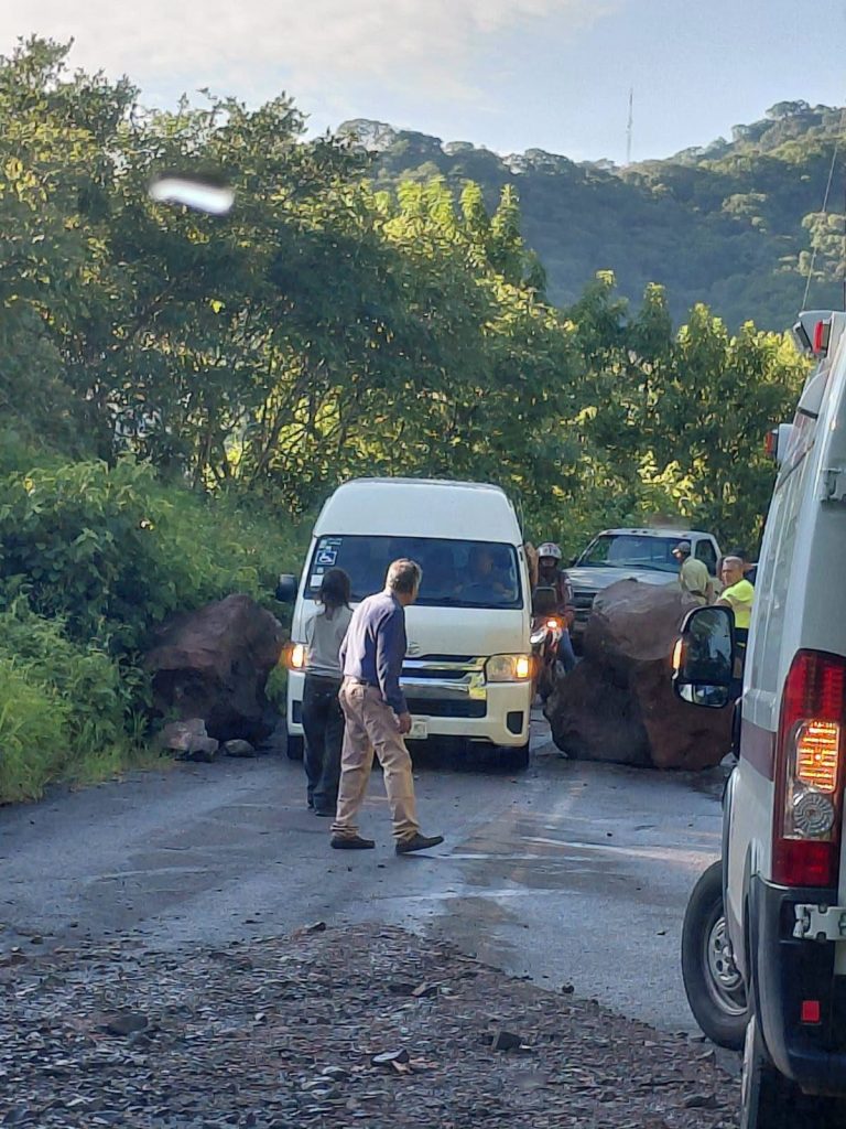 Limpian y retiran derrumbes en la carretera Ahuacatlán–Amatlán de Cañas